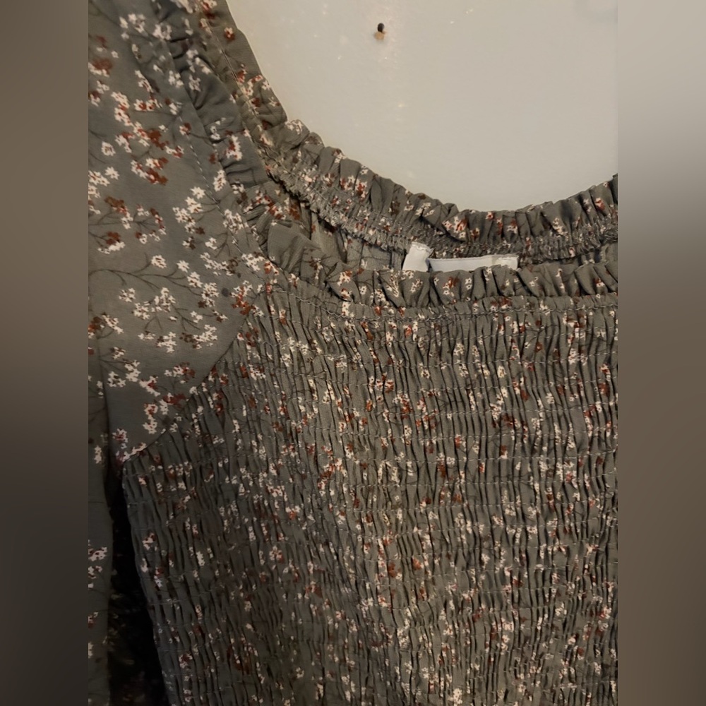 Floral olive Gray Women's peplum Top - Picture 3 of 6